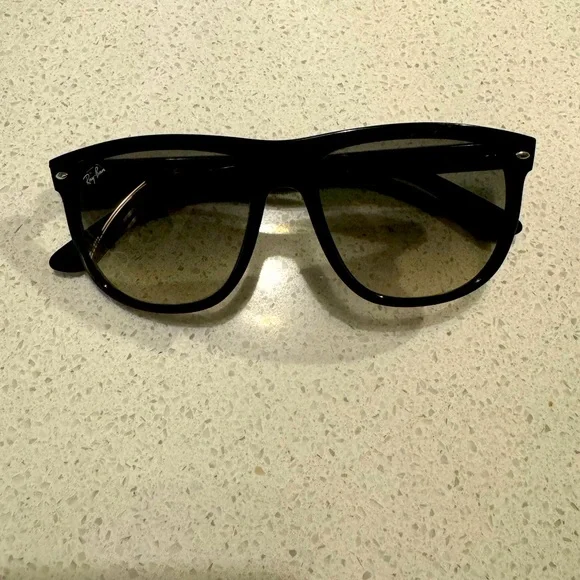 Ray-Ban Black Sunglasses - Picture 1 of 2